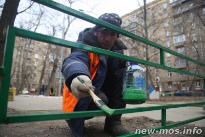 Коммунальные службы приводят в порядок территорию